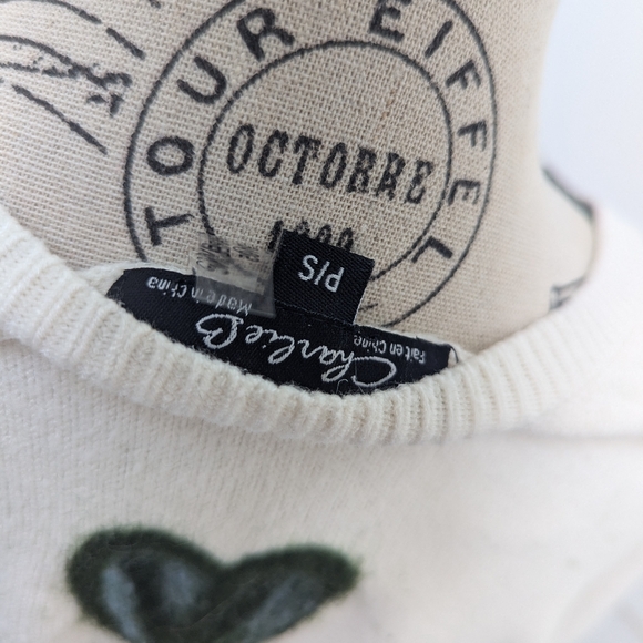 Barbie-inspired v-neck sweater soft with embroidered hearts and stars - Picture 4 of 4